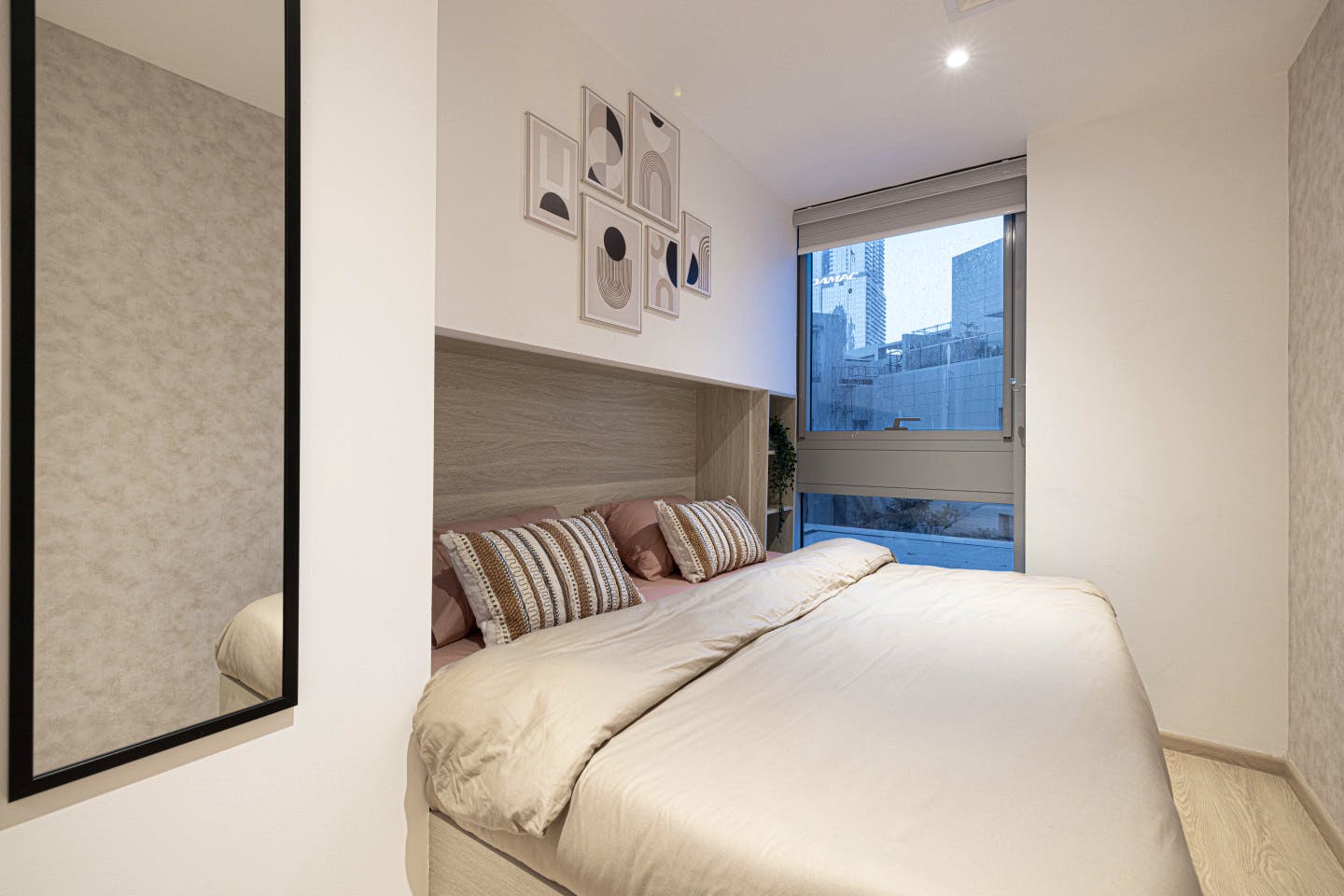  Private King Bed Room  -  Vibrant Coliving Villa: Cozy Room, Netflix & Stunning Burj Views  - Gallery -  8
