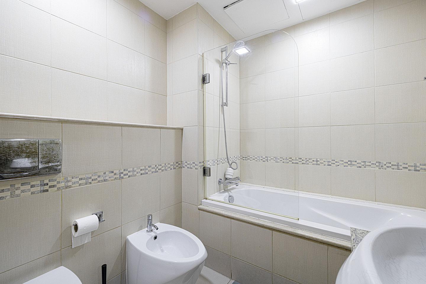  Private King Bed Room  -  Vibrant Coliving Villa: Cozy Room, Netflix & Stunning Burj Views  - Gallery -  21