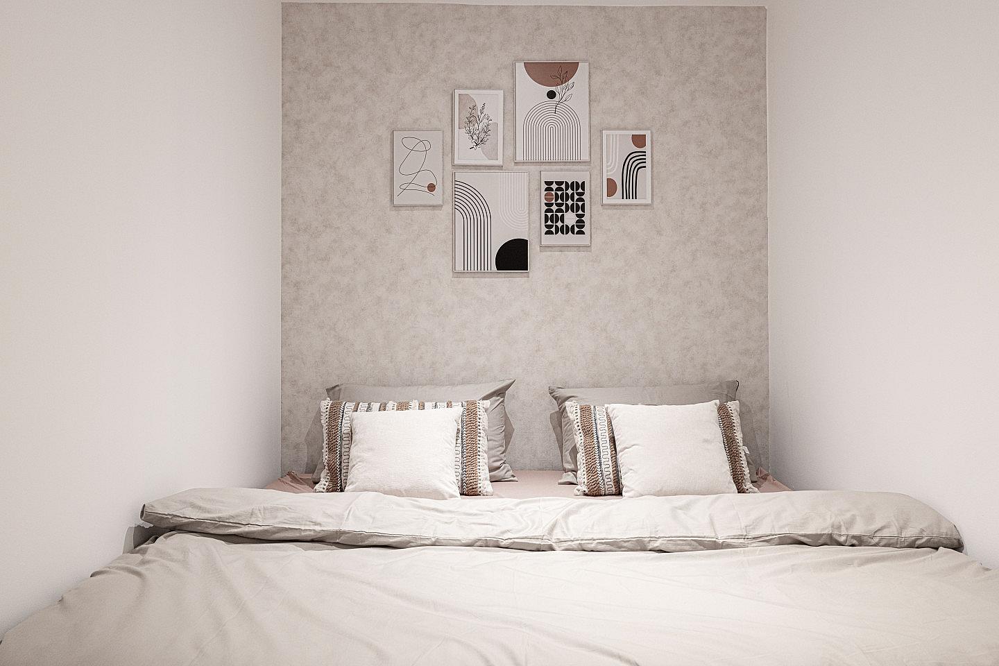  Private King Bed Room  -  Vibrant Coliving Villa: Cozy Room, Netflix & Stunning Burj Views  - Gallery -  37