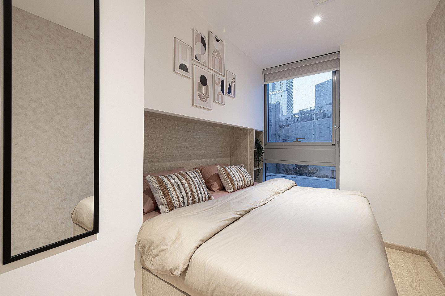 Private King Bed Room - Vibrant Coliving Villa: Cozy Room, Netflix & Stunning Burj Views - Gallery - 19