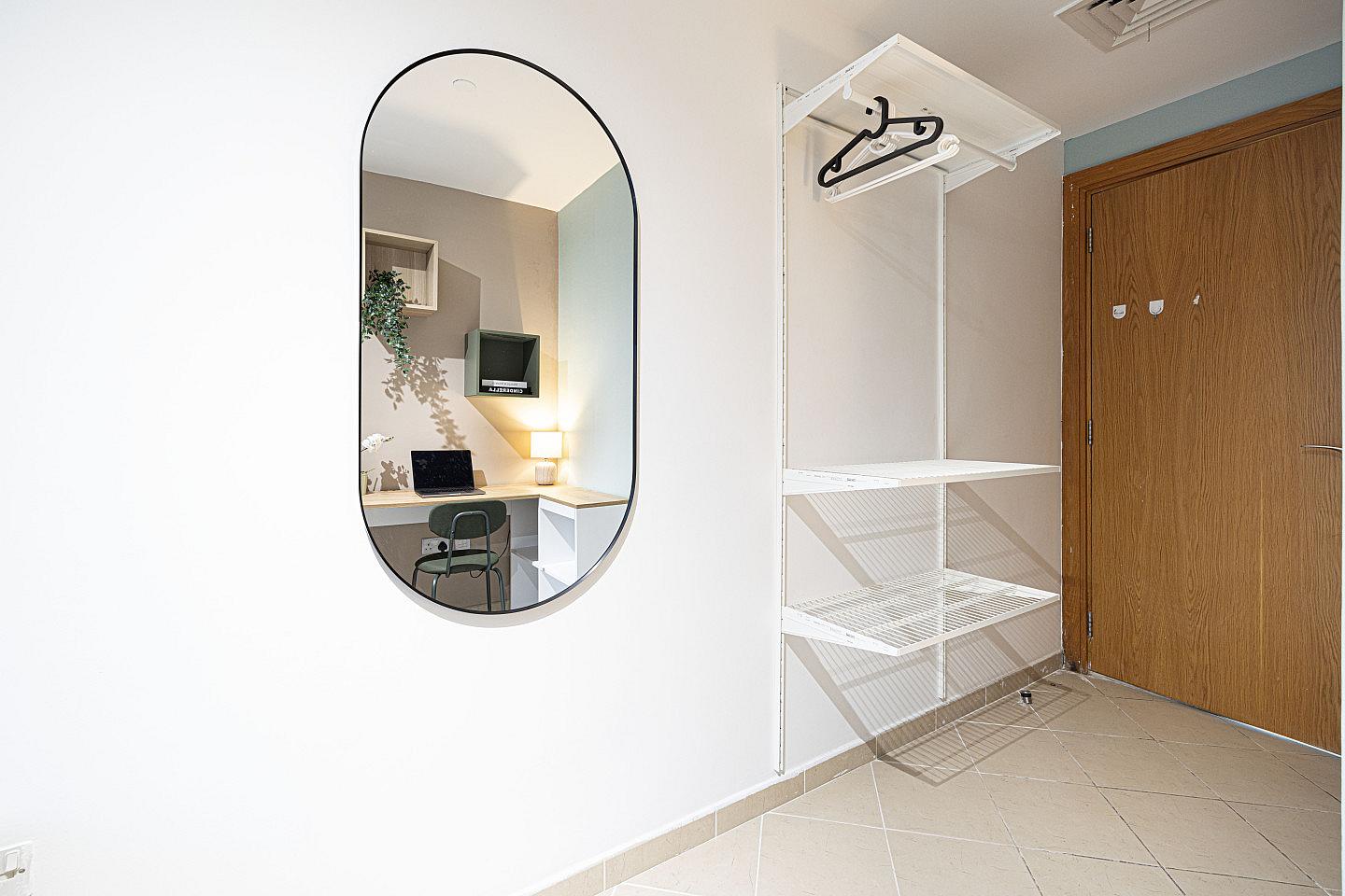 Queen Bed Room + Bathroom - Vibrant Coliving Villa: Cozy Room, Netflix & Stunning Burj Views - Gallery - 12