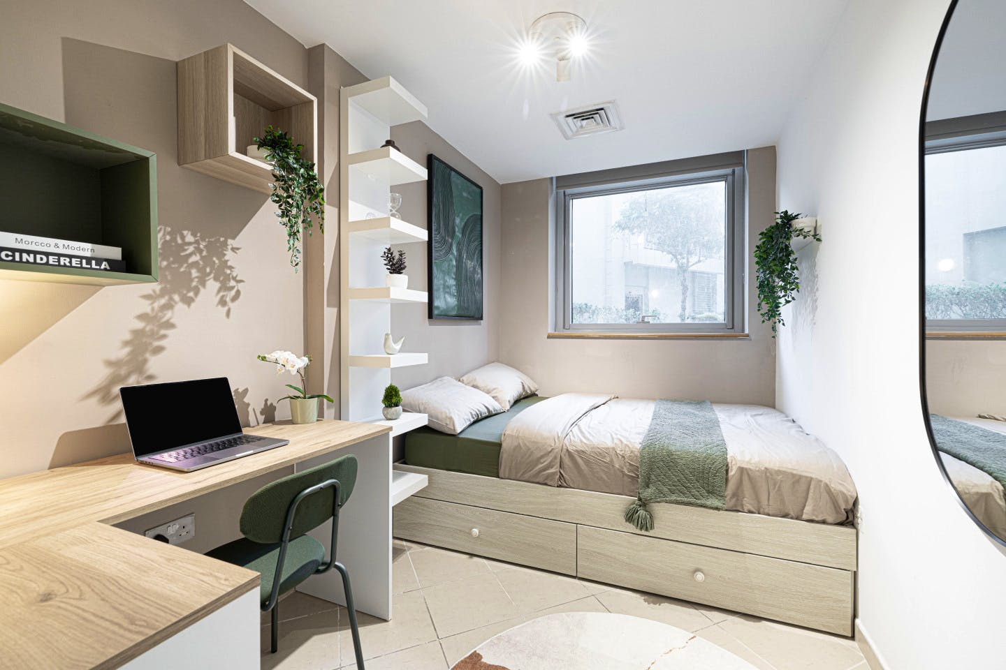 Queen Bed Room + Bathroom - Vibrant Coliving Villa: Cozy Room, Netflix & Stunning Burj Views - Gallery - 1