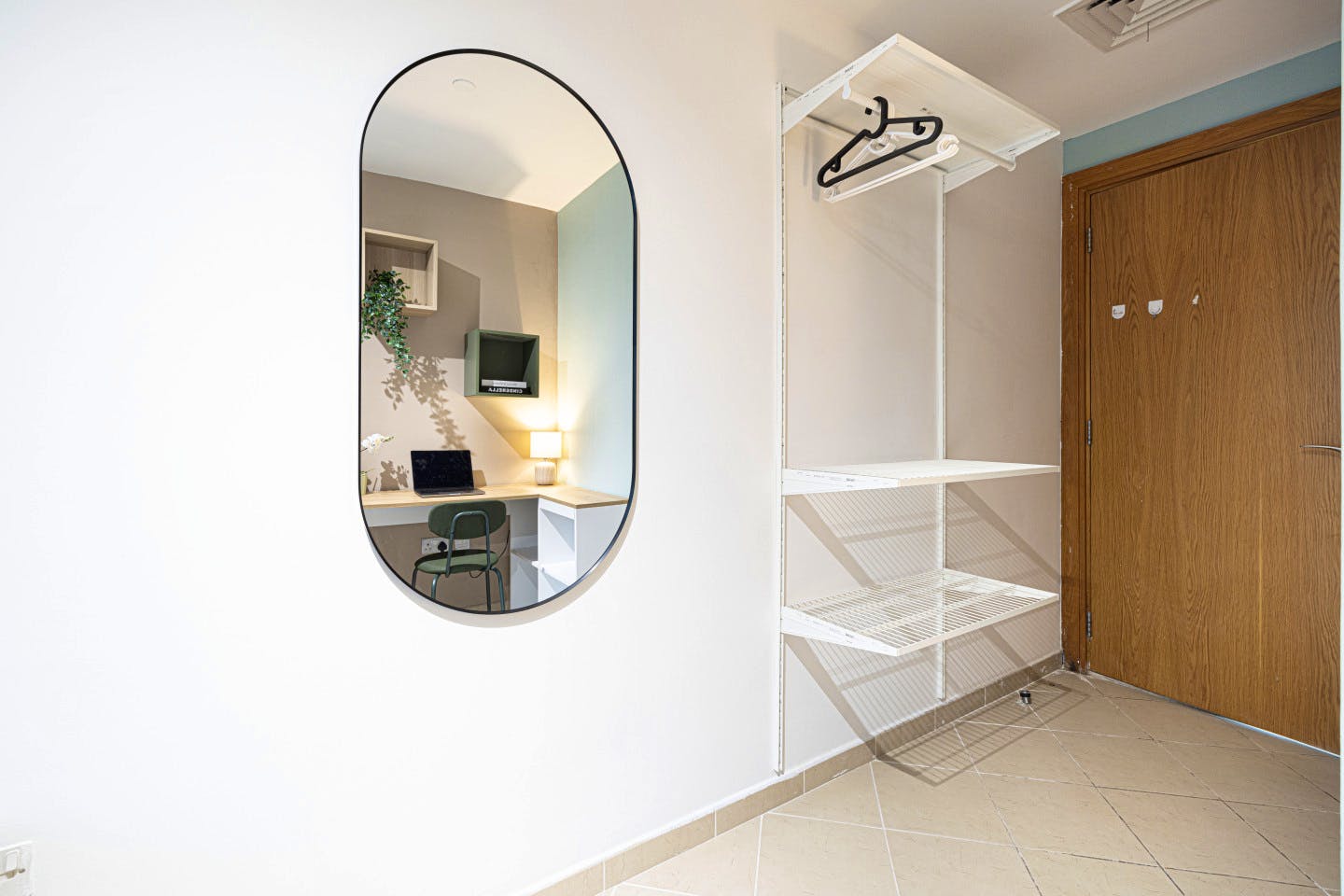 Queen Bed Room + Bathroom - Vibrant Coliving Villa: Cozy Room, Netflix & Stunning Burj Views - Gallery - 3