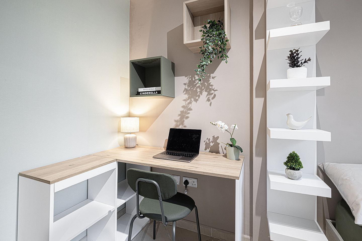 Queen Bed Room + Bathroom - Vibrant Coliving Villa: Cozy Room, Netflix & Stunning Burj Views - Gallery - 8