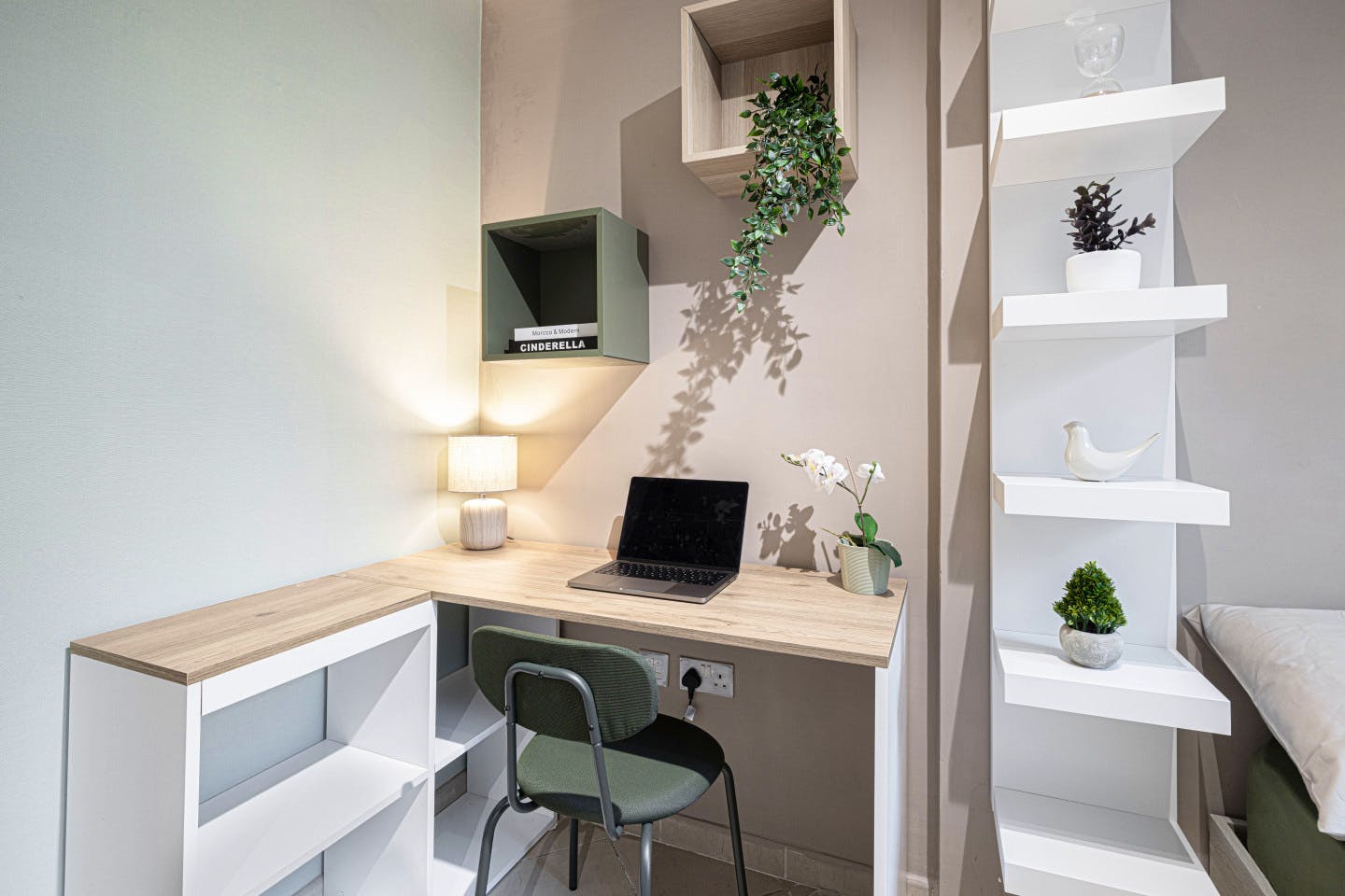 Queen Bed Room + Bathroom - Vibrant Coliving Villa: Cozy Room, Netflix & Stunning Burj Views Apartment - Gallery - 2