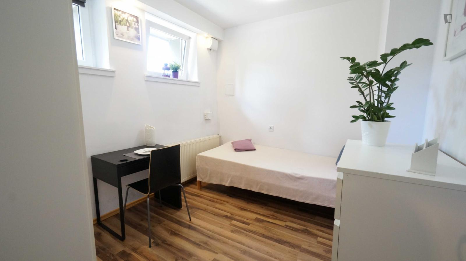 Neat And Cosy Single Bedroom In Radogoszcz - Wschód - 1