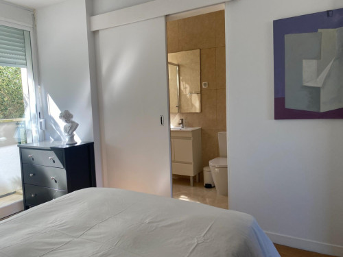 Bright double ensuite bedroom in Olivais