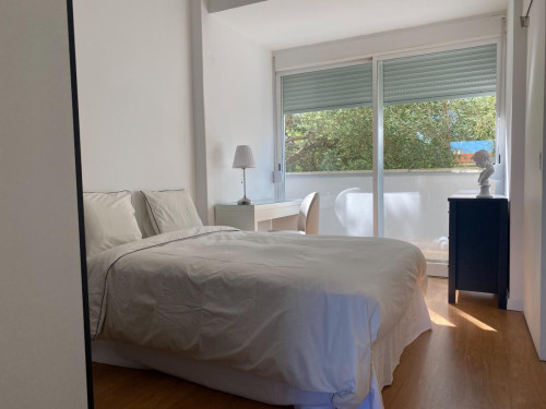 Bright double ensuite bedroom in Olivais