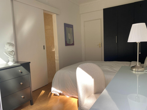 Bright double ensuite bedroom in Olivais