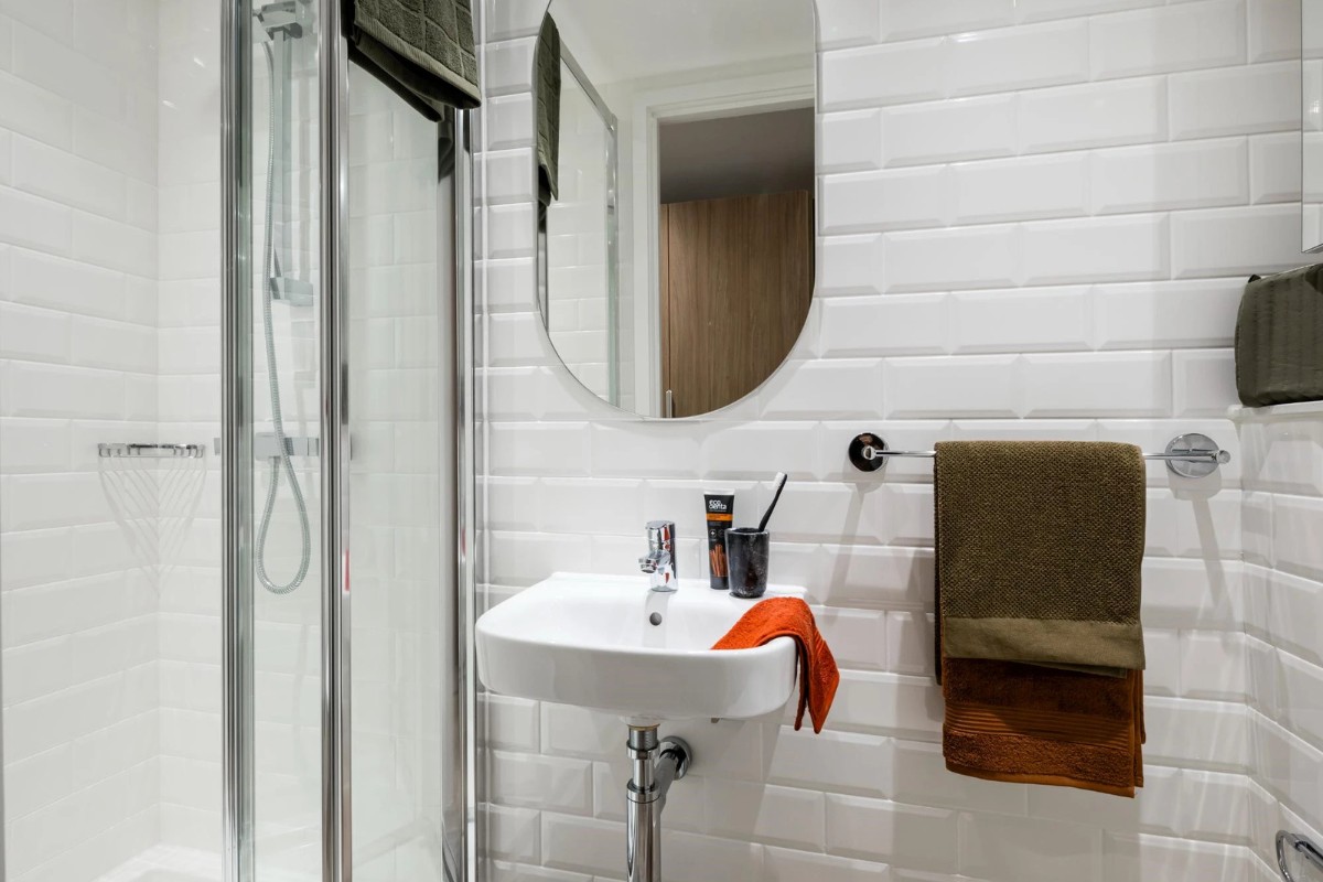 Silver Studio Lower Level - Wembley Arthur House - Gallery - 4