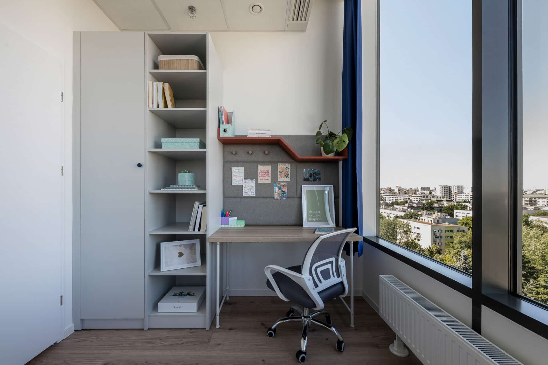 Premium Deluxe Twin – MALE ONLY - Warsaw Sky Living - Gallery - 11