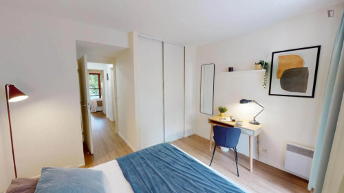 Bright double bedroom in Issy-les-Moulineaux 