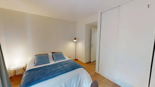 Bright double bedroom in Issy-les-Moulineaux 