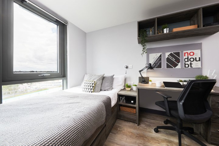 Large Club Ensuite - 3