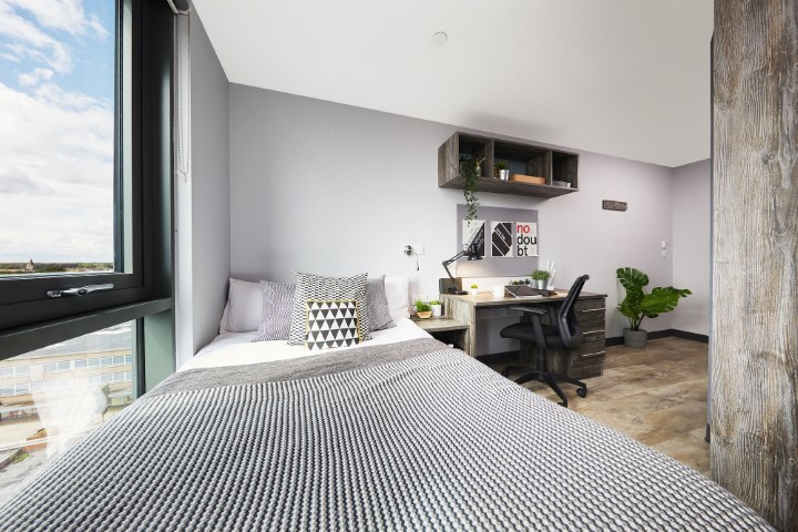 Large Club Ensuite - 1