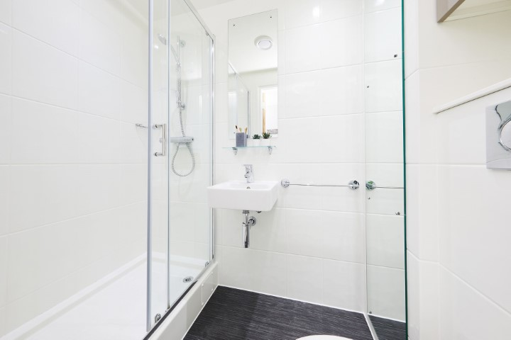 Large Club Ensuite - 2
