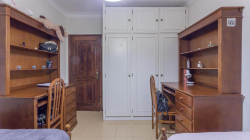 Snug twin bedroom with balcony in 3-room apartment near ISMAI