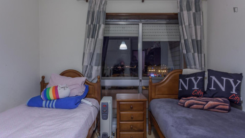 Snug twin bedroom with balcony in 3-room apartment near ISMAI