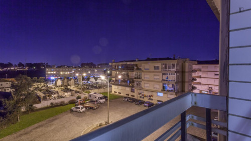 Snug twin bedroom with balcony in 3-room apartment near ISMAI