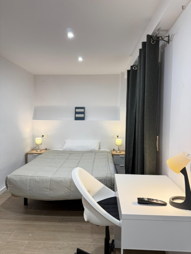 Comfortable double bedroom close to the city center
