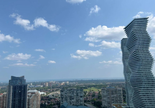 Luxury Newly Apt. w/ Terrace + Gym close to Square One Mall