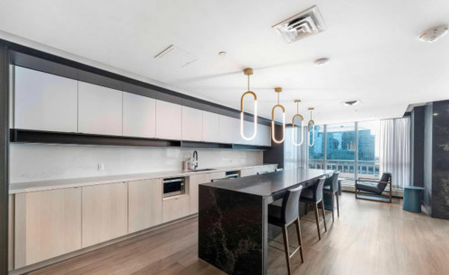 Luxury Newly Apt. w/ Terrace + Gym close to Square One Mall