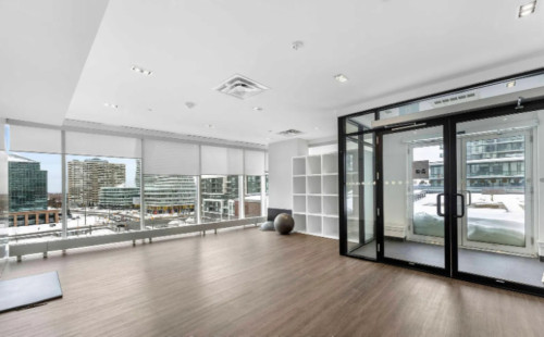 Luxury Newly Apt. w/ Terrace + Gym close to Square One Mall
