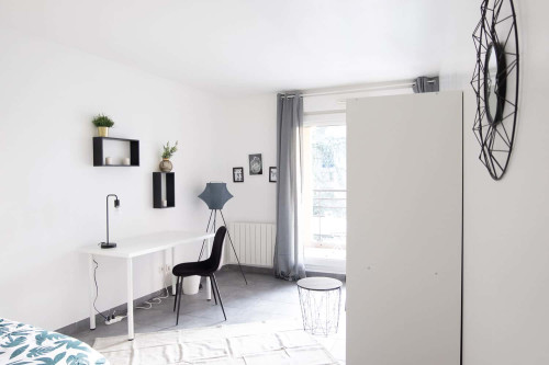 Large bright room 18m²