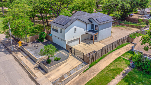 Spacious Stylish House w/ Backyard near grocery store
