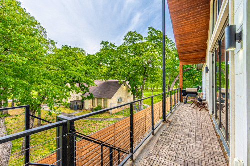 Spacious Stylish House w/ Backyard near grocery store