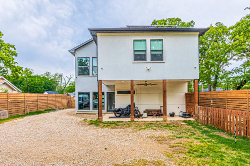 Spacious Stylish House w/ Backyard near grocery store