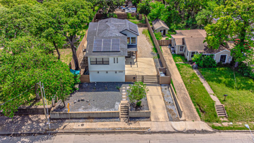 Spacious Stylish House w/ Backyard near grocery store