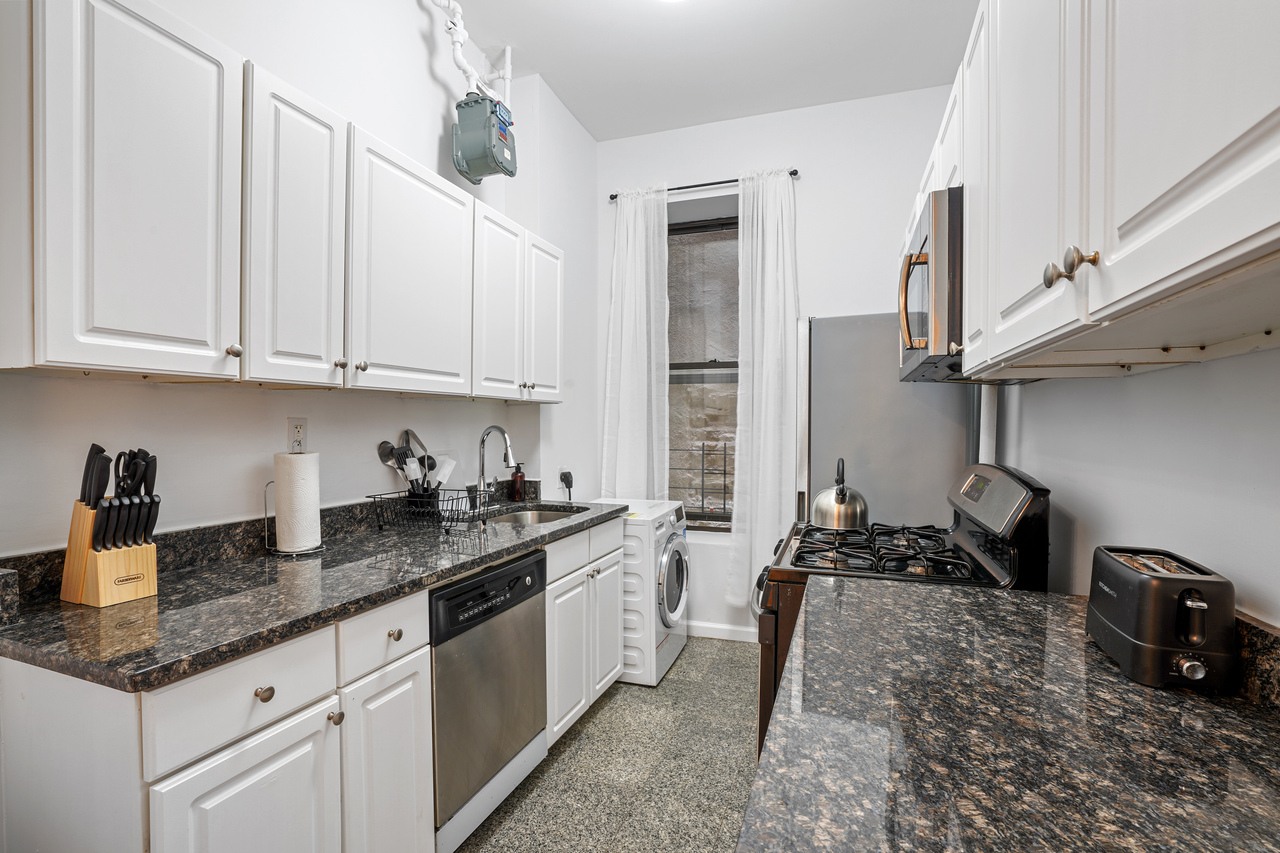  #711: West Harlem - Queen Bedroom A  -  #711: West Harlem  - Gallery -  7