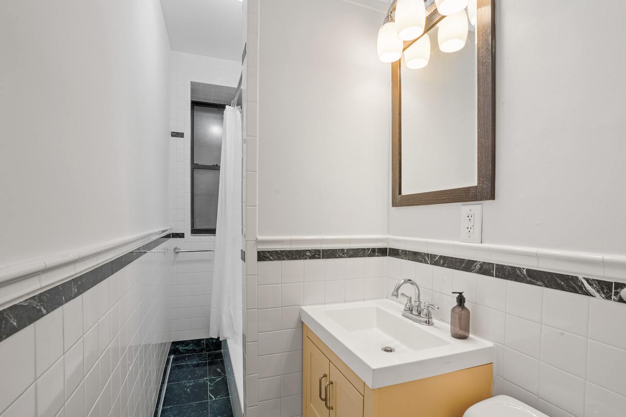 #711: West Harlem - Queen Bedroom B  -  #711: West Harlem  - Gallery -  5
