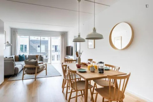 Charming double bedroom with a balcony, in Holmene