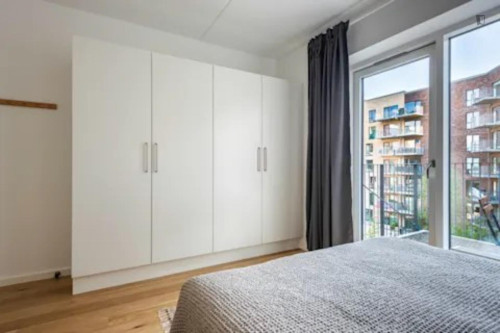 Charming double bedroom with a balcony, in Holmene