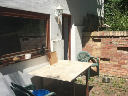 Garden flat, off Budapest