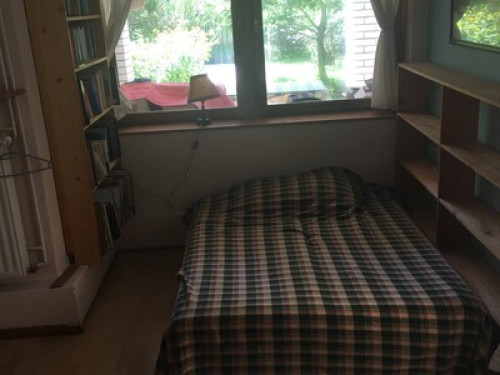 Garden flat, off Budapest