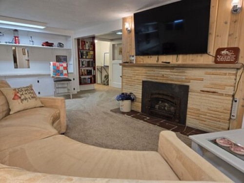 Mission Meadows Basement Apartment - Gallery - 18