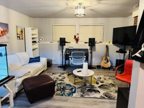 1 Bedroom with private bathroom 