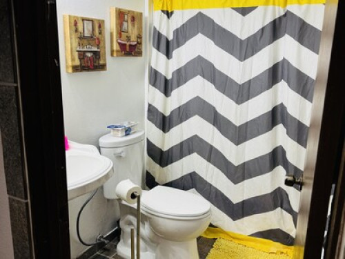 1 Bedroom with private bathroom 