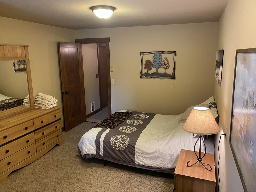 Queen Room Downstairs(Full Room) - 1