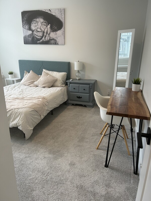  Queen Room(Full Room)  -  Kat’s Maple Ridge Homestay  - Gallery -  1