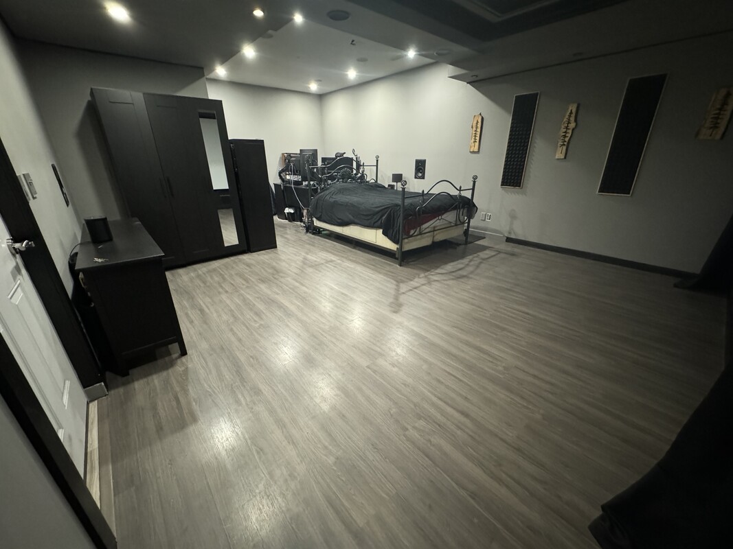  Basement Suite (Single Bed)  -  Outdoor Enthusiast Area  - Gallery -  1