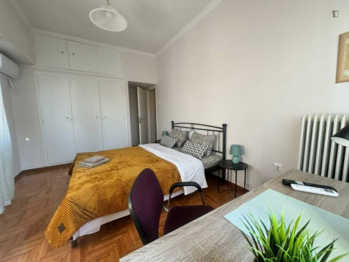 Tempting Double Bedroom close to Biktṓria Metro