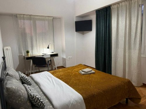 Tempting Double Bedroom close to Biktṓria Metro