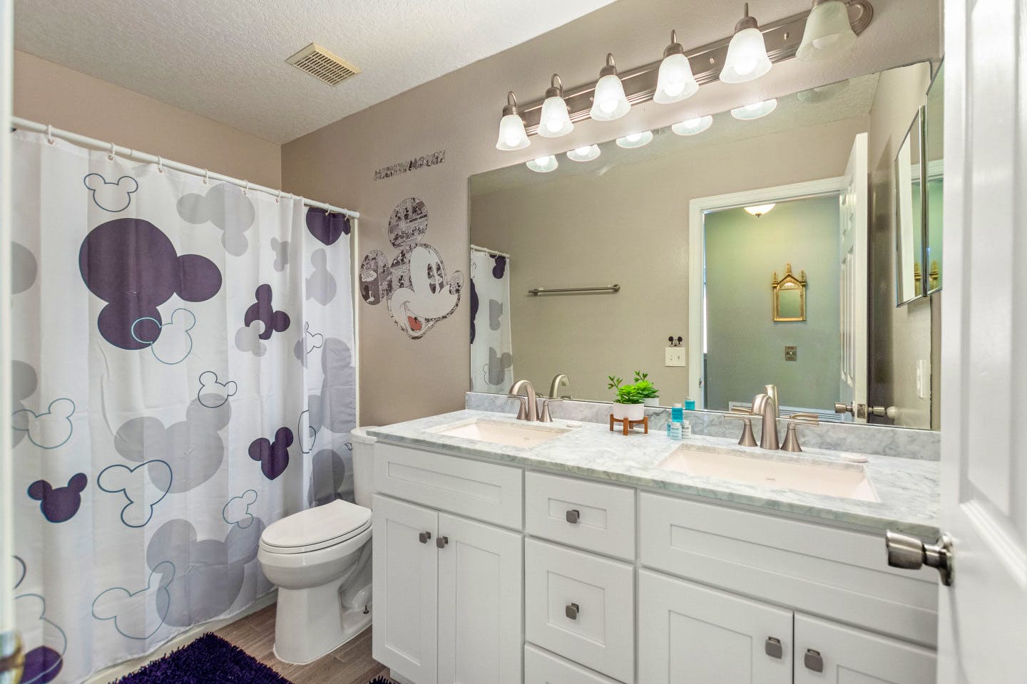 Queen Suite -Shared Bath - 10