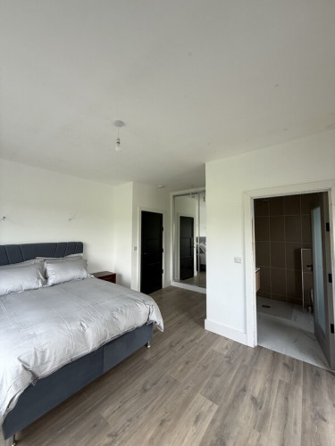 Ensuite Large Private Bedroom - Gallery - 12