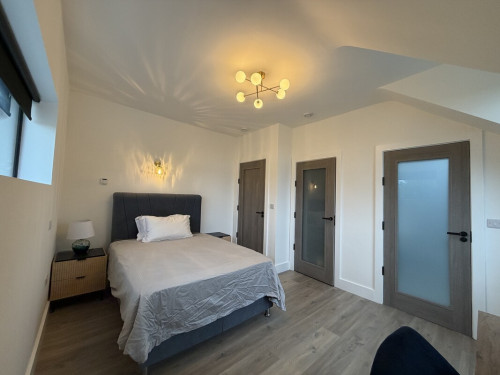 Ensuite Large Private Bedroom - Gallery - 14