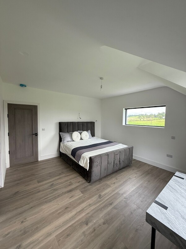  Upstairs Large Bedroom(Full Room)  -  Ensuite Large Private Bedroom  - Gallery -  1